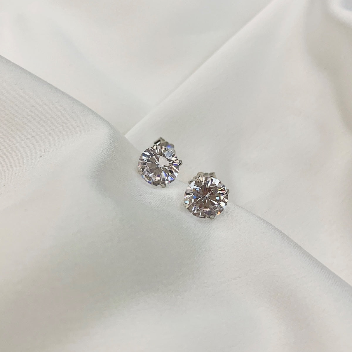 [Amore Jewelry]Stylish Shiny Round Center Stone Stud Earrings
