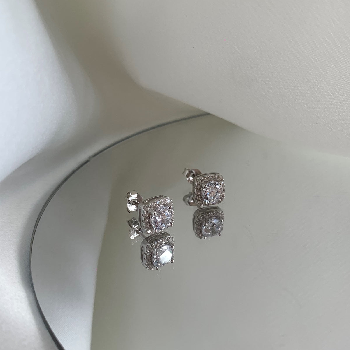 [Amore Jewelry]Classic Round Center Stone Stud Earrings