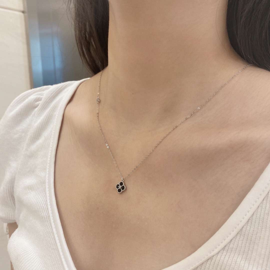 [Amore Jewelry]Delicate Flower Shape Necklace