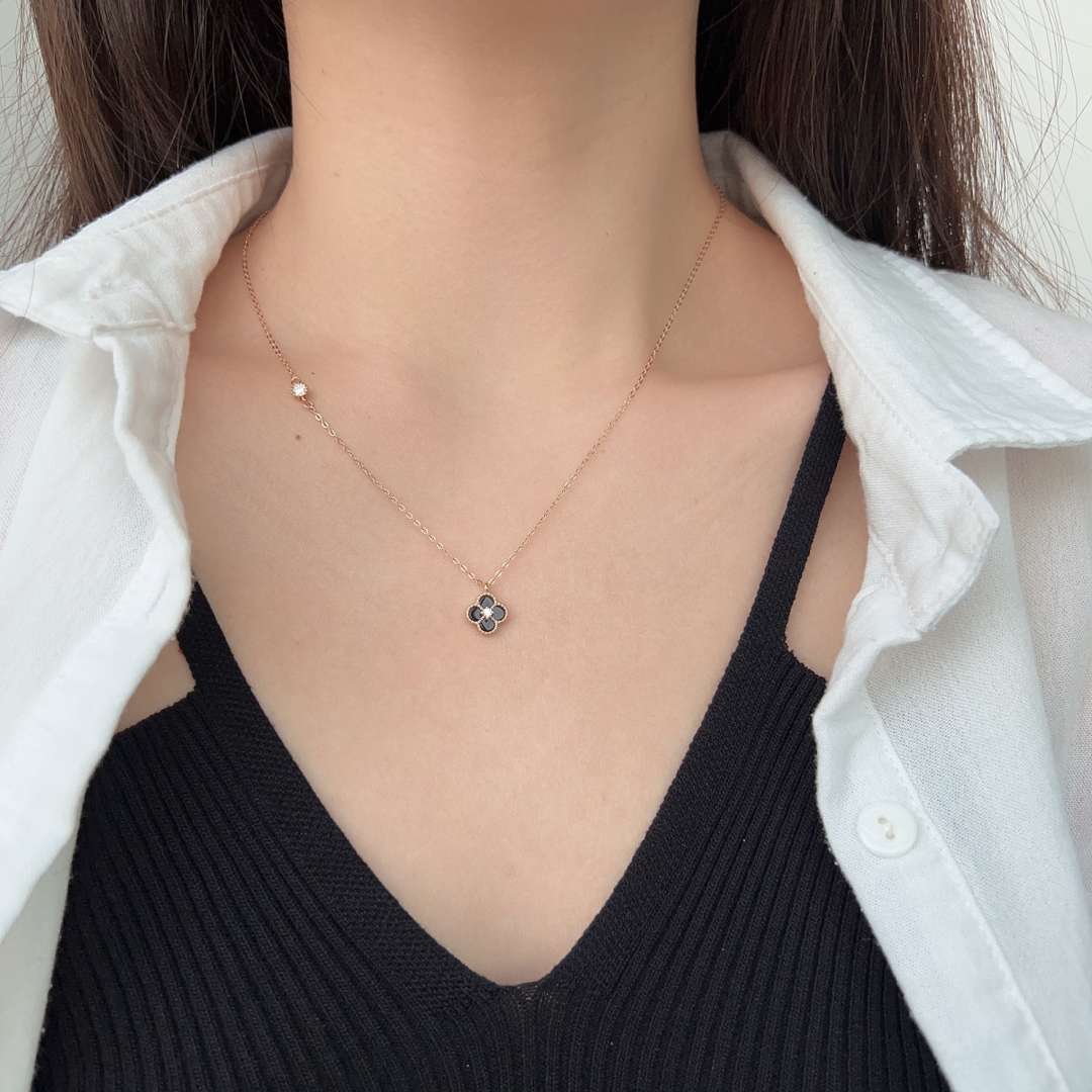 [Amore Jewelry]Delicate Flower Shape Necklace