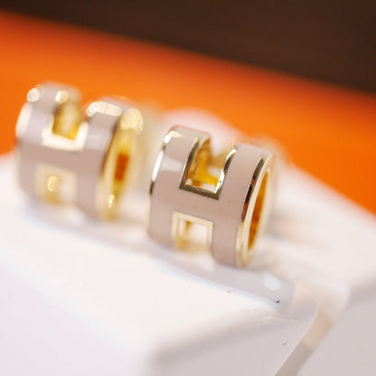 [Amore Jewelry]MINI POP H GOLD EARRINGS GREY