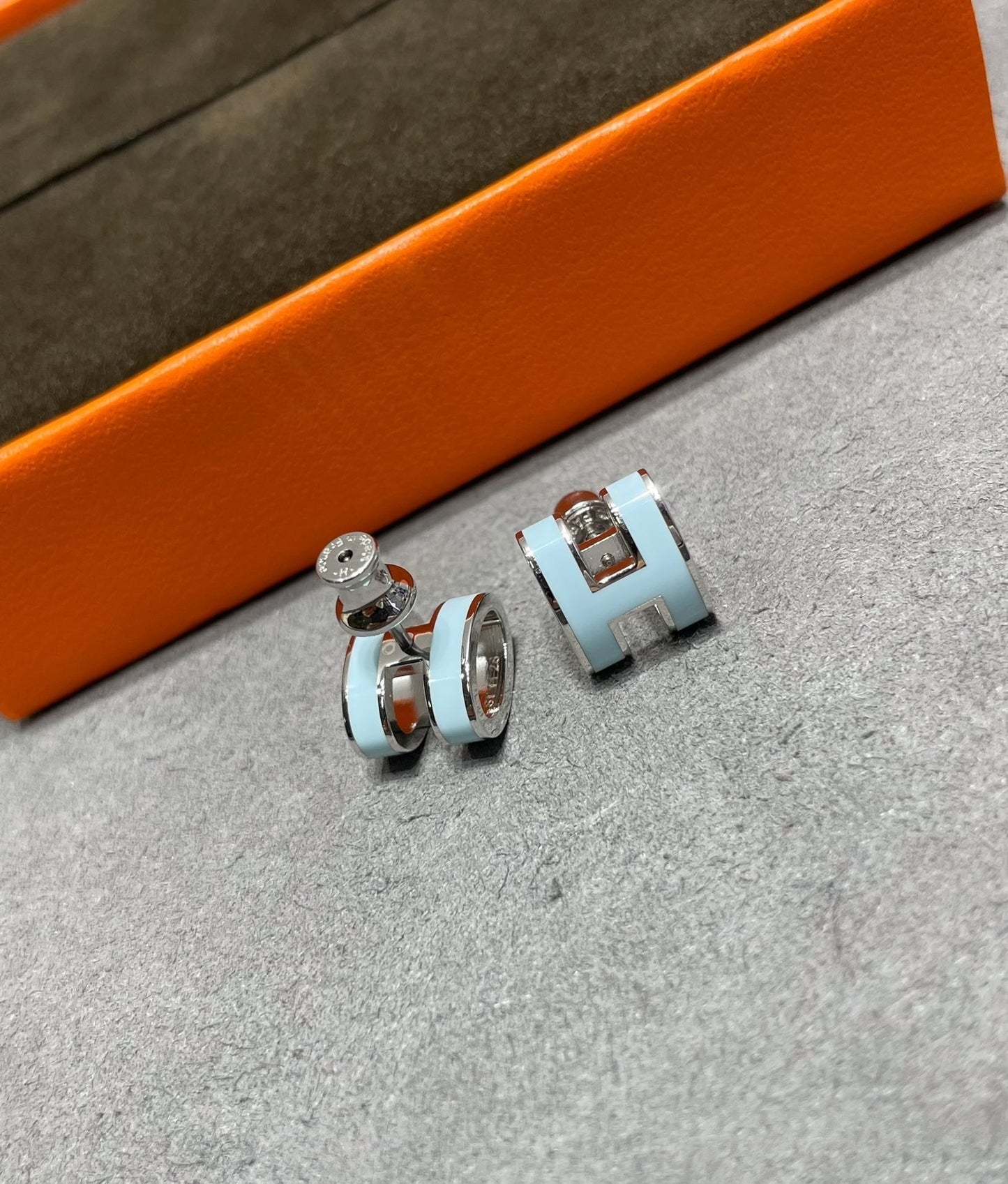 [Amore Jewelry]POP H SKY BLUE STUD EARRINGS