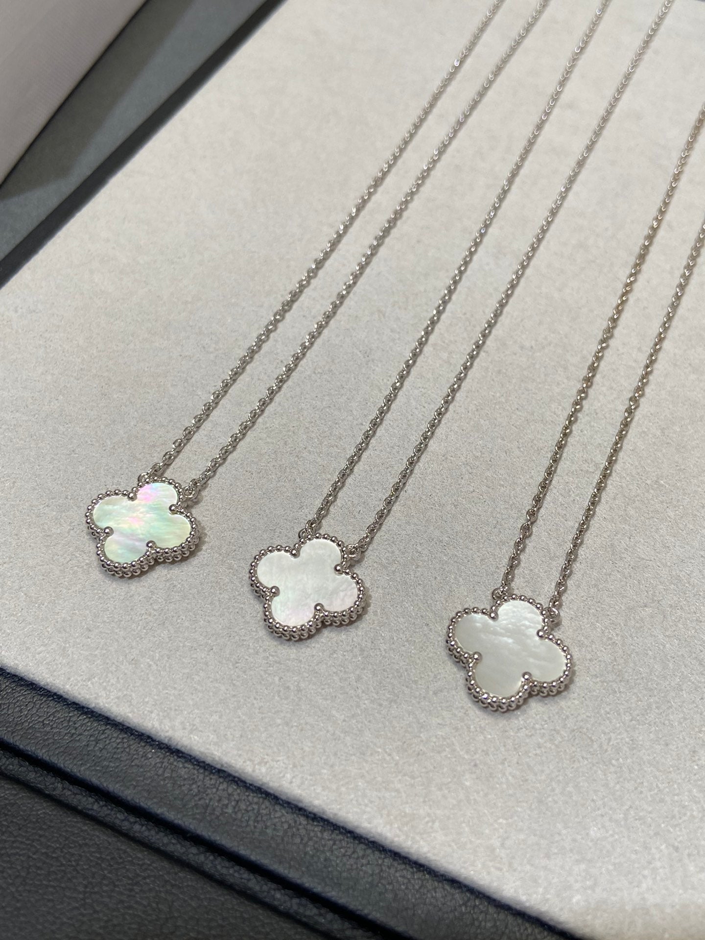 [Amore Jewelry]CLOVER MEDIUM SILVER WHITE MOP NECKLACE