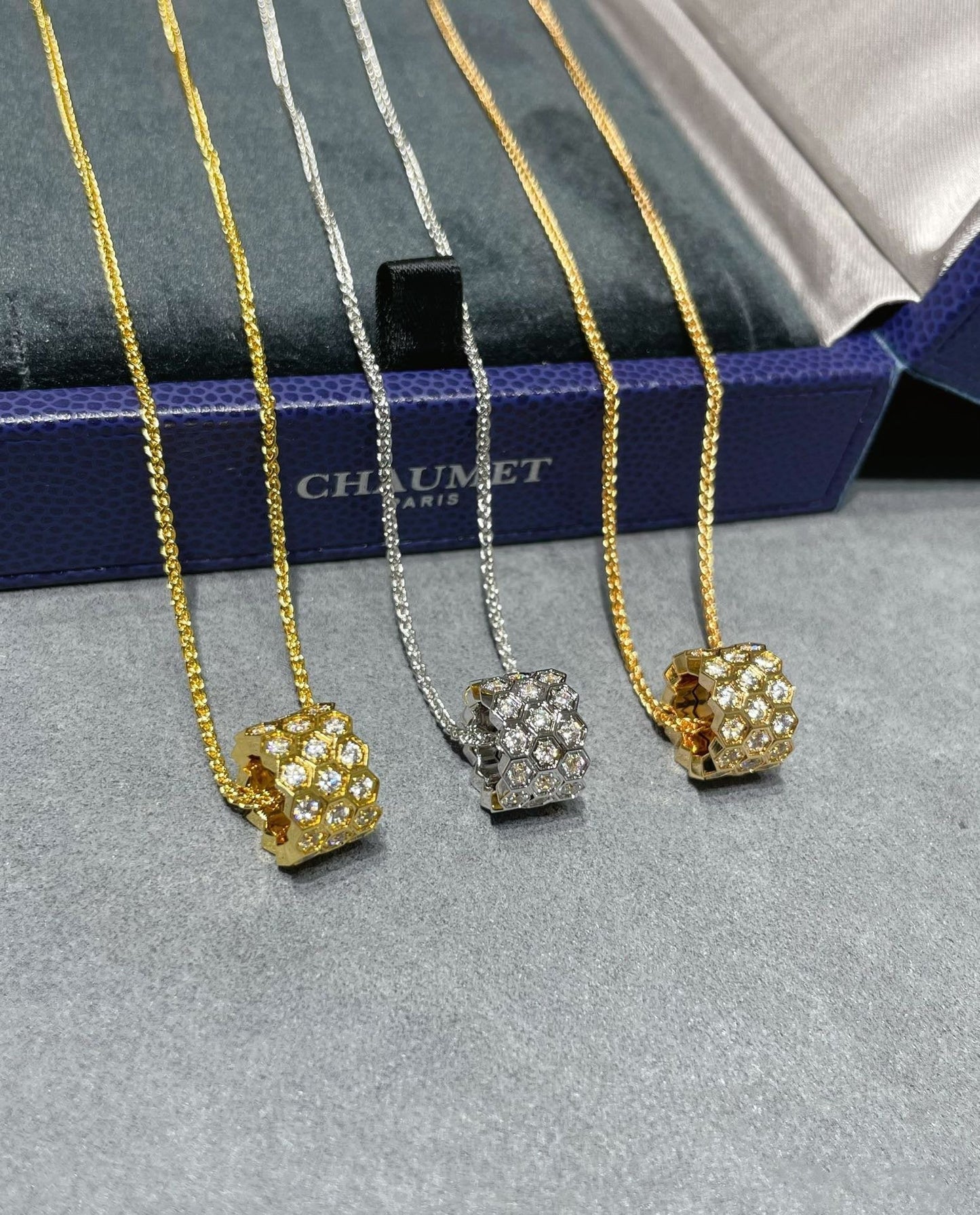 [Amore Jewelry]BEE LOVE DIAMOND PAVED 3 ROW NECKLACE