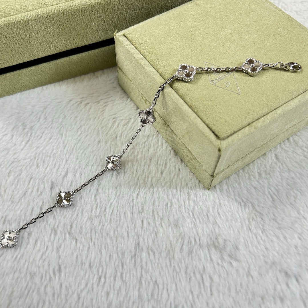 [Amore Jewelry]CLOVER 6 MOTIF DIAMOND BRACELET