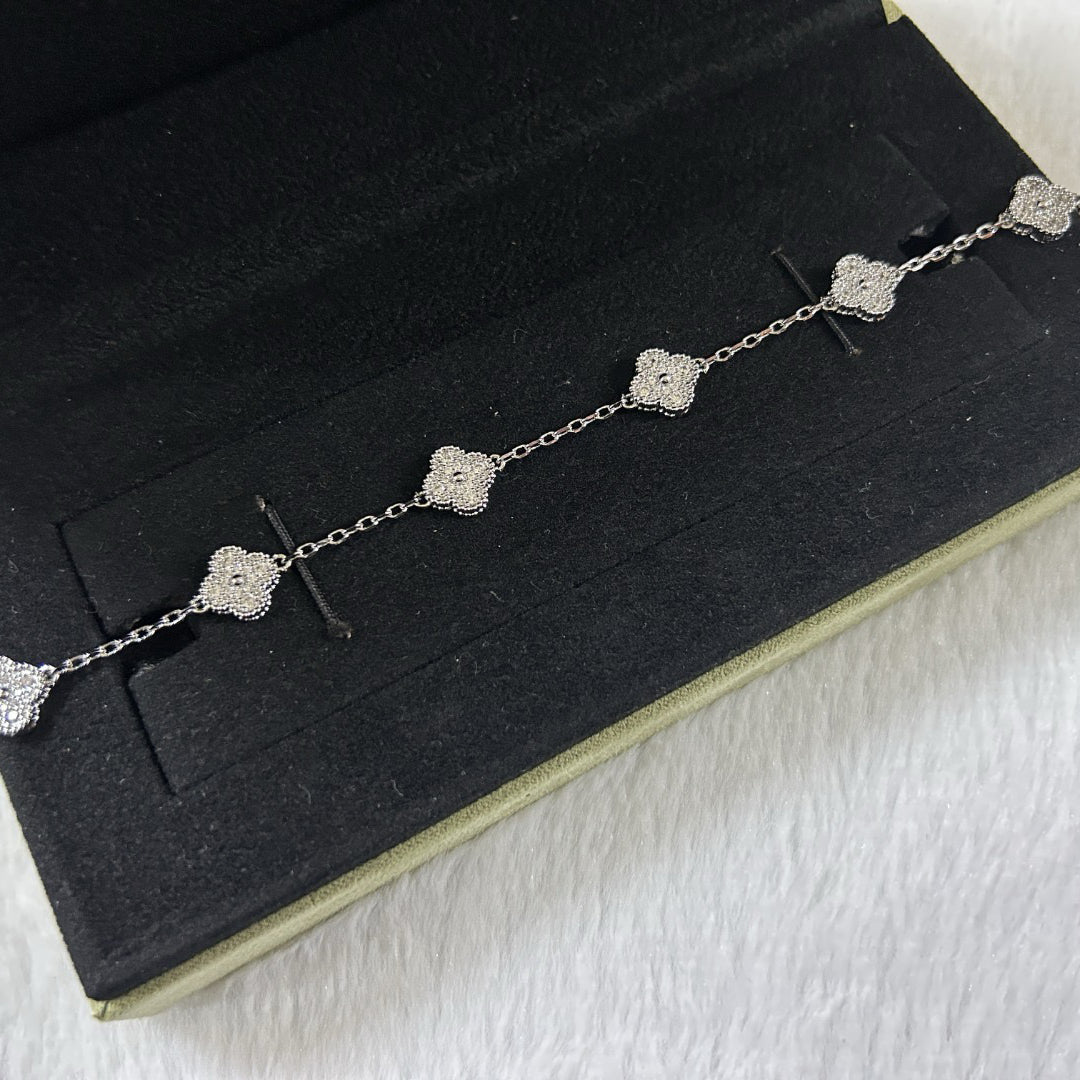 [Amore Jewelry]CLOVER 6 MOTIF DIAMOND BRACELET