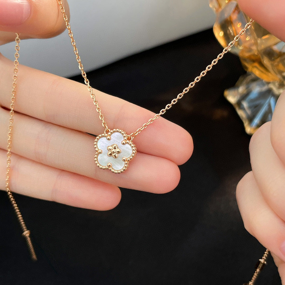 [Amore Jewelry]LUCKY  WHITE MOP  PLUM BLOSSOM NECKLACE