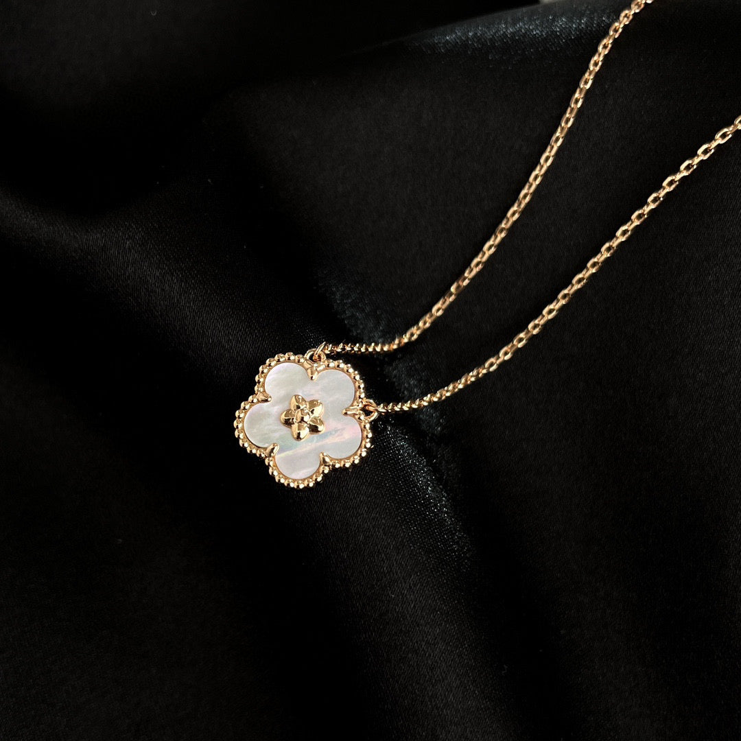 [Amore Jewelry]LUCKY  WHITE MOP  PLUM BLOSSOM NECKLACE