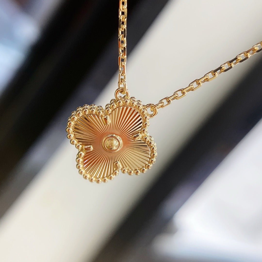 [Amore Jewelry]CLOVER 15MM LASER NECKLACE