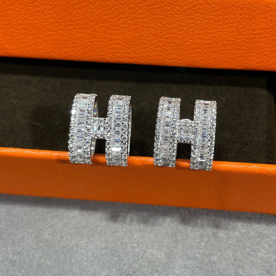 [Amore Jewelry]H STUD EARRINGS WITH SILVER DIAMONDS