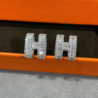 [Amore Jewelry]H STUD EARRINGS WITH SILVER DIAMONDS