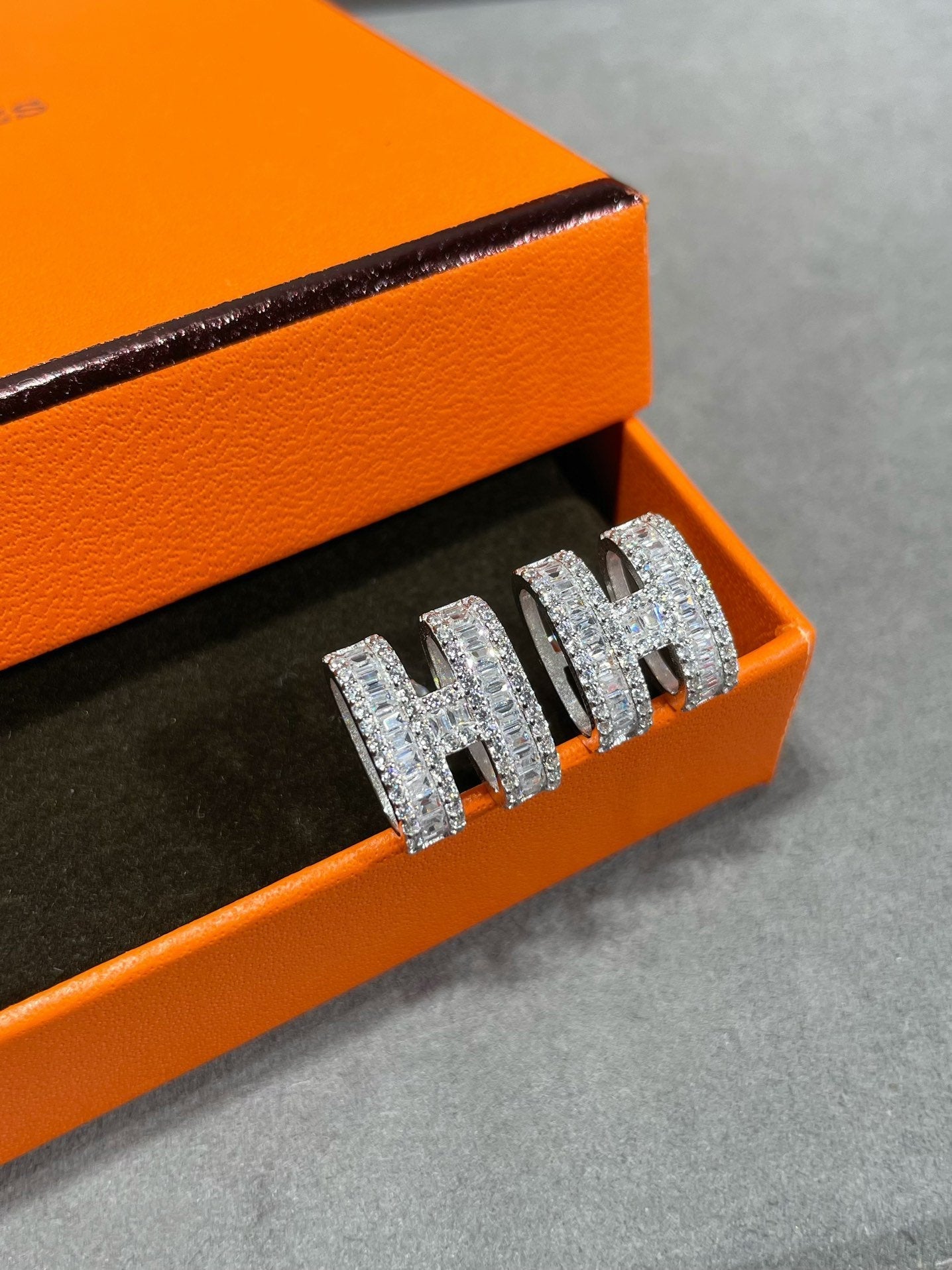 [Amore Jewelry]H STUD EARRINGS WITH SILVER DIAMONDS