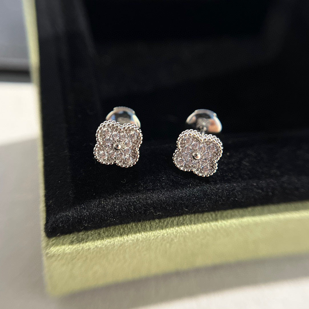 [Amore Jewelry]CLOVER MINI DIAMOND STUD EARRINGS